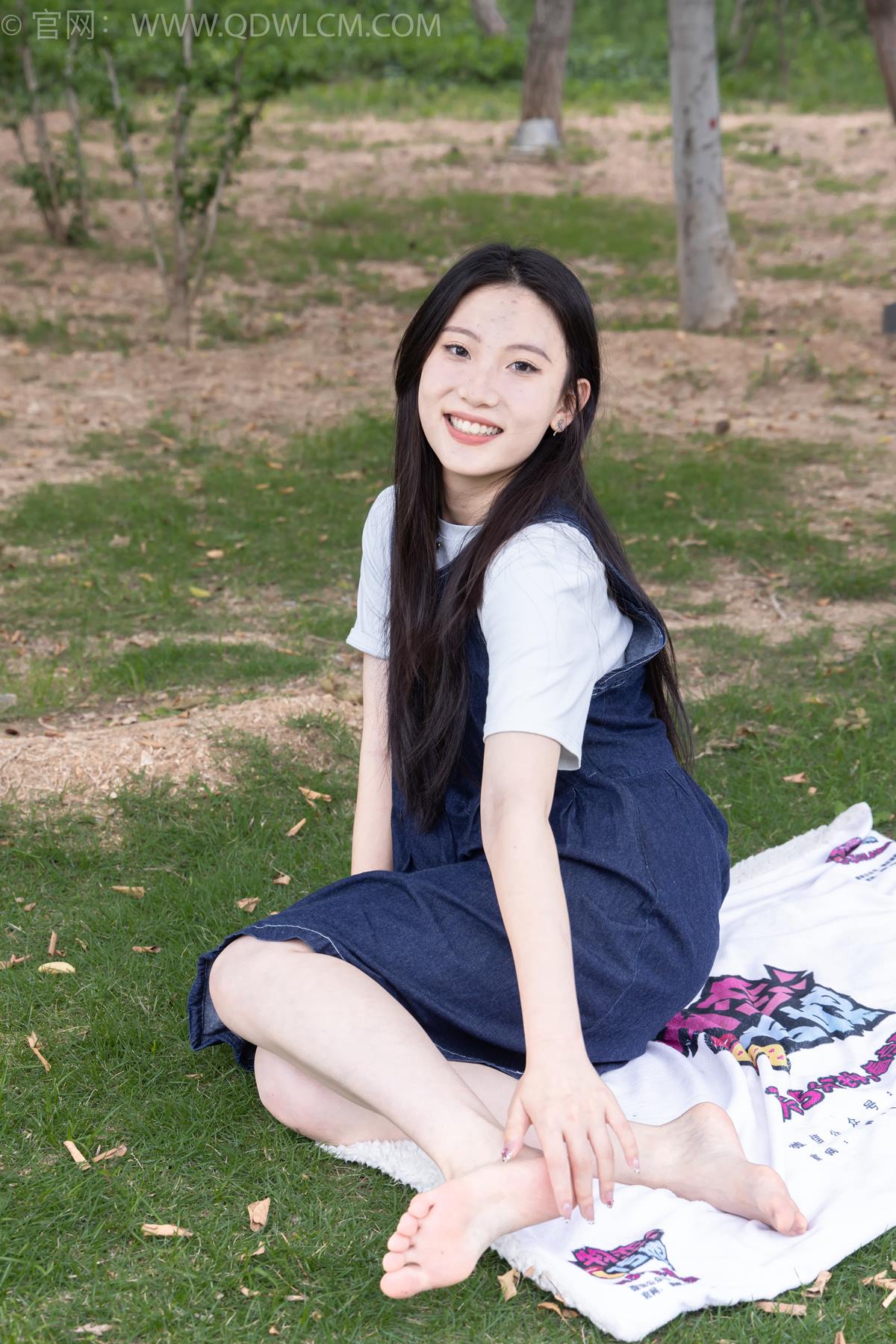 物恋传媒 NO.2393 奶糖-帆布鞋、白棉袜、裸足[160P/1V/4.07GB]