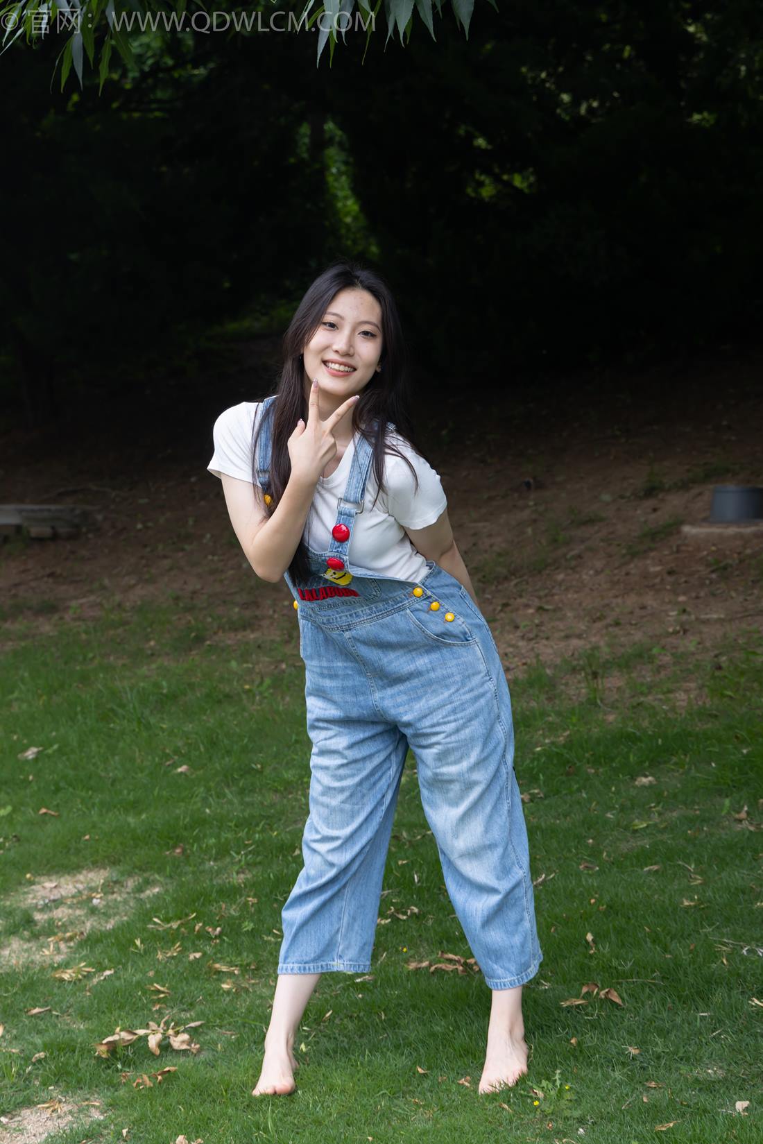 物恋传媒 NO.2407 奶糖-帆布鞋、自然穿脏白棉袜、裸足[160P/1V/4.39GB]