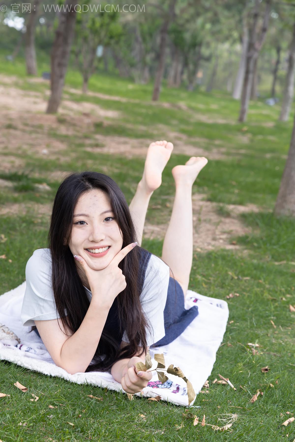 物恋传媒 NO.2393 奶糖-帆布鞋、白棉袜、裸足[160P/1V/4.07GB]