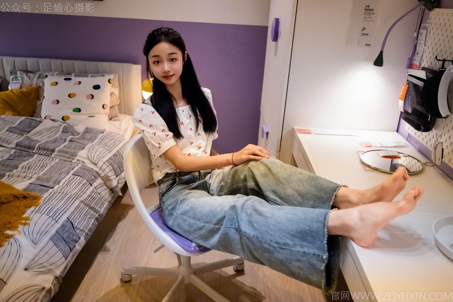 足愉心 NO.012 奶芙（搭配：碎花衬衫、牛仔长裤、运动鞋、白色棉袜、裸足）[110P/2V/14.5GB]