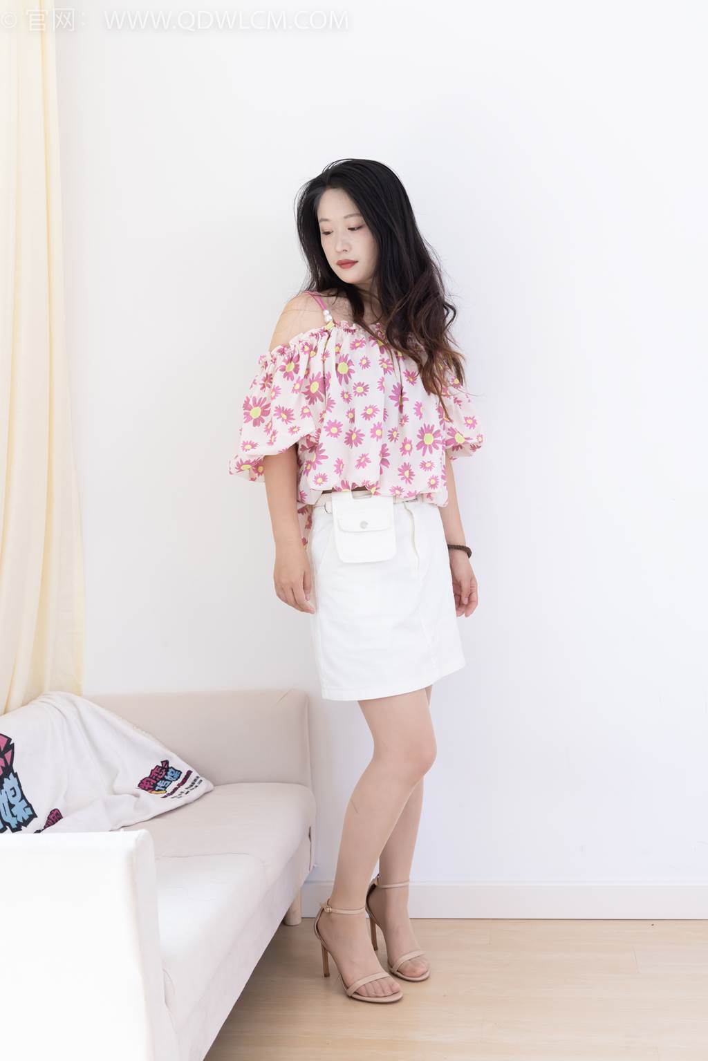 物恋传媒 NO.2437 小紫-两双高跟凉鞋、薄肉丝、裸足[160P/1V/6.42GB]