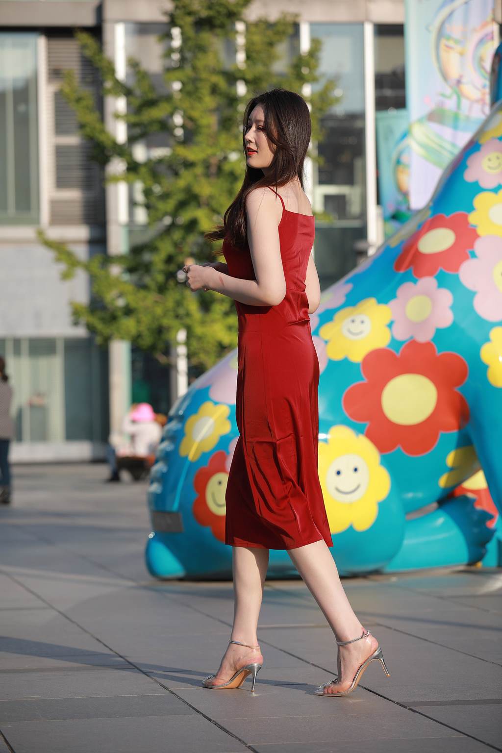 精选街拍作品 NO.6019 亮眼丝质红裙[72P/122MB]