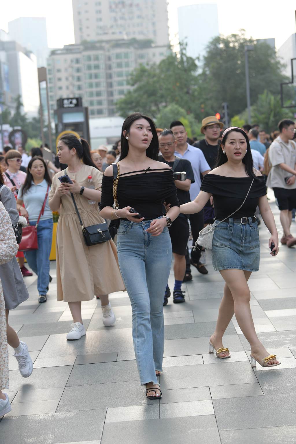 精选街拍作品 NO.6029 浅色喇叭牛仔裤[148P/397MB]