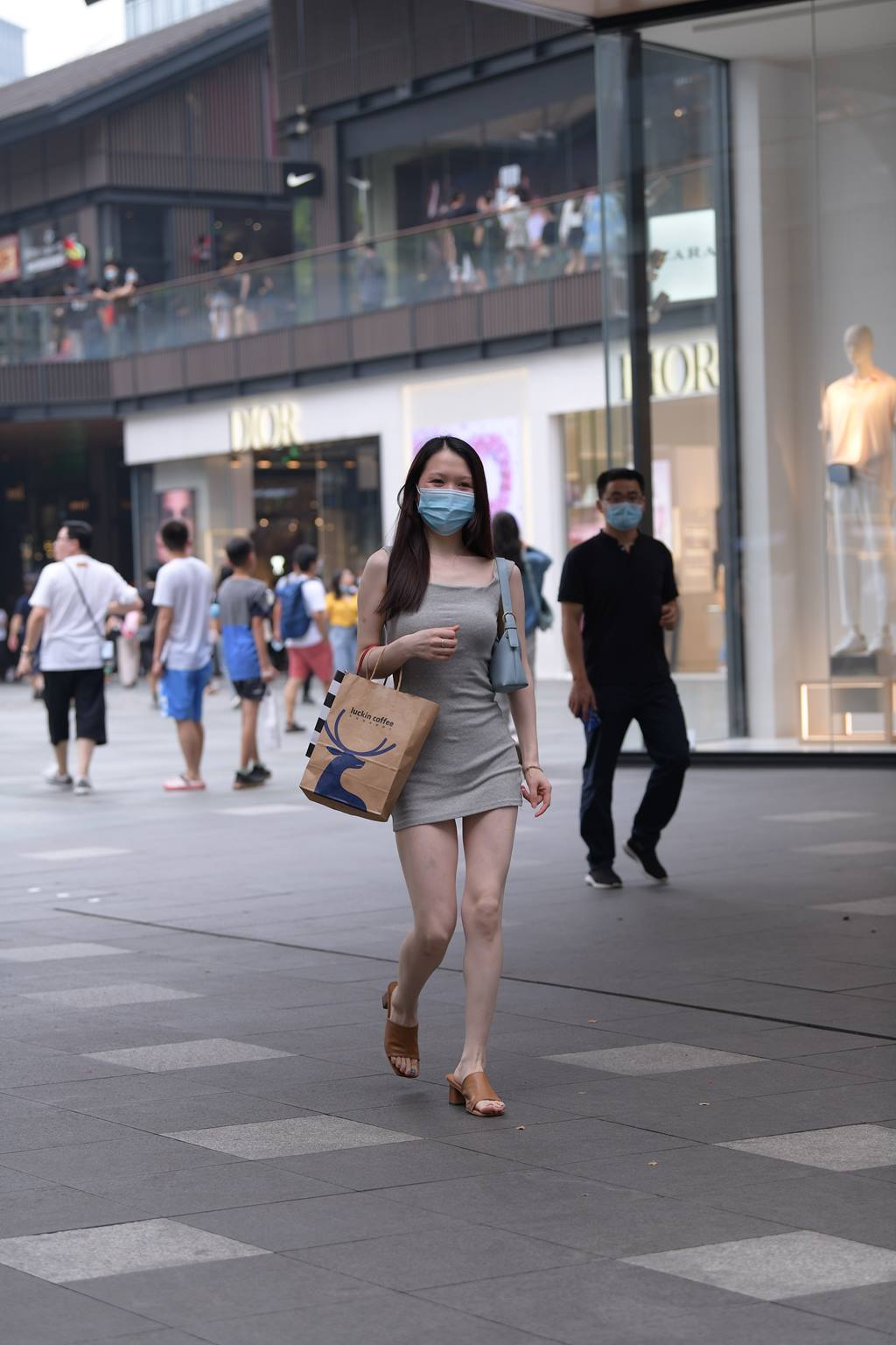 精选街拍作品 NO.5936 吊带包臀裙[70P/159MB]