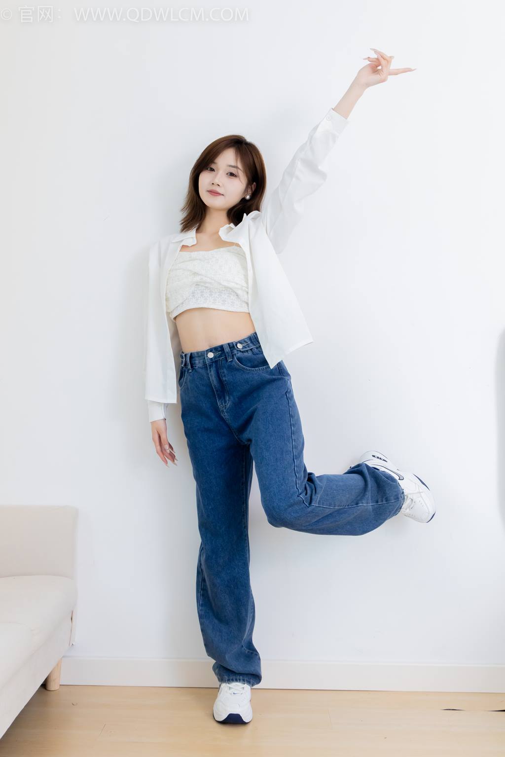 物恋传媒 NO.2432 橙子-运动鞋、白棉袜、裸足[160P/1V/4.11GB]