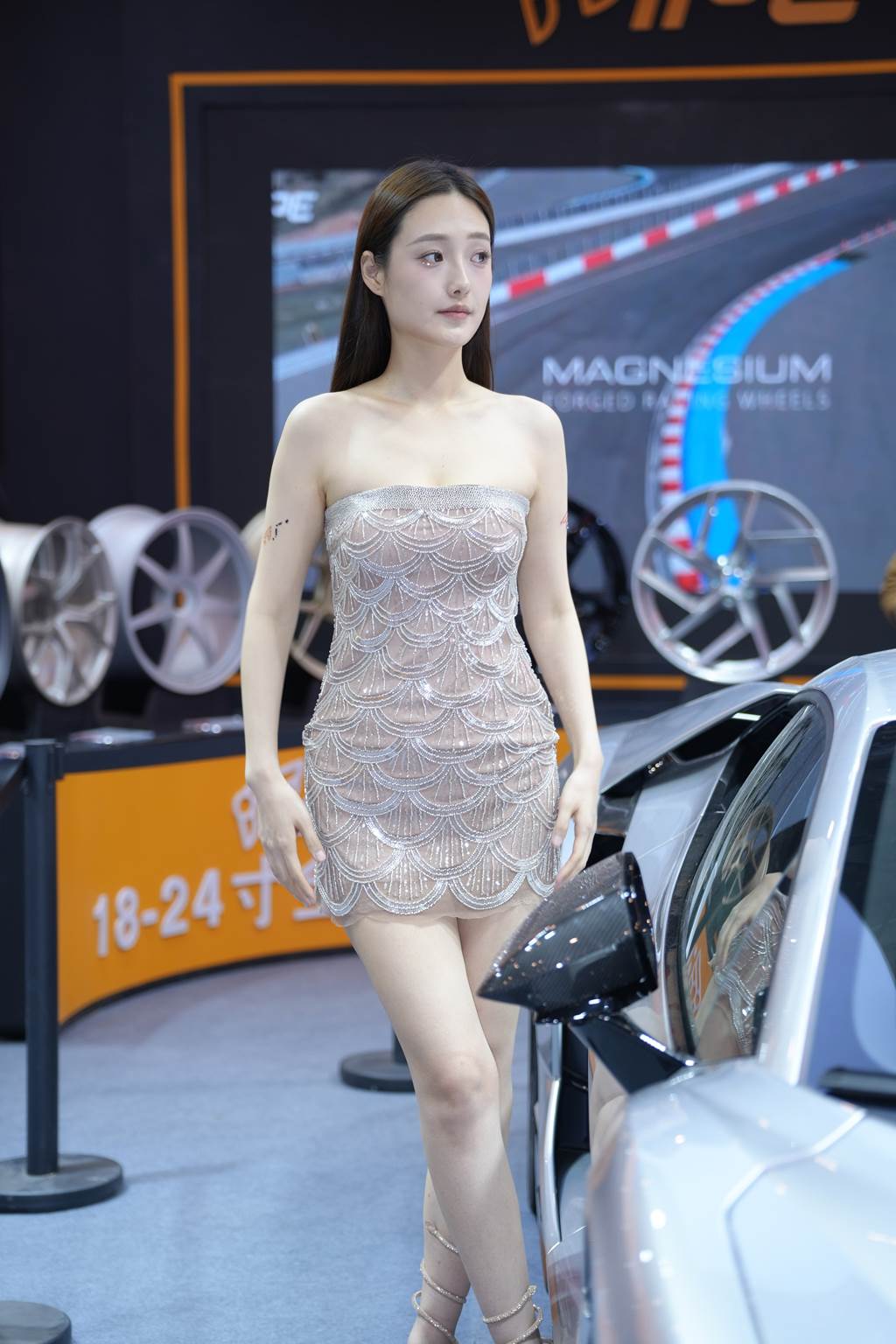 精选街拍作品 NO.5984 甜美高挑车模[81P/129MB]