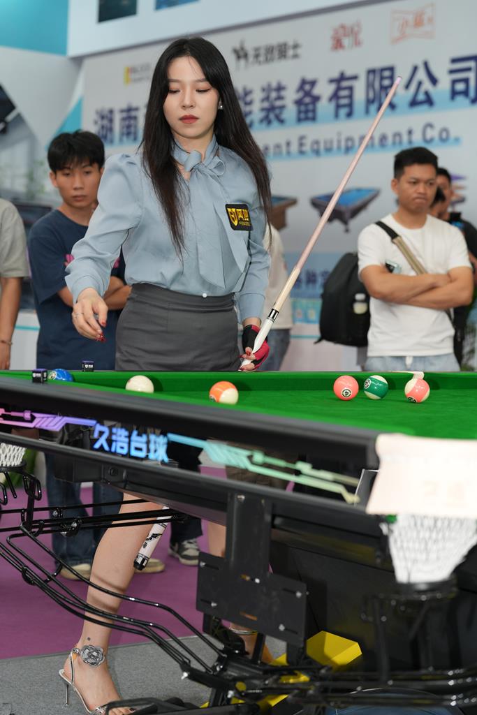 精选街拍作品 NO.5931 甜美优雅台球妹[127P/389MB]