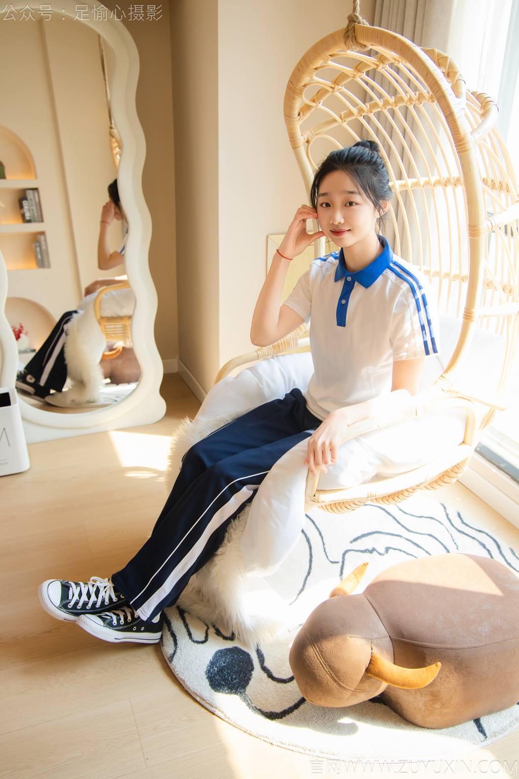 足愉心 NO.031 奶芙（搭配：校服、帆布鞋、白色棉袜、裸足）[110P/2V/15.4GB]