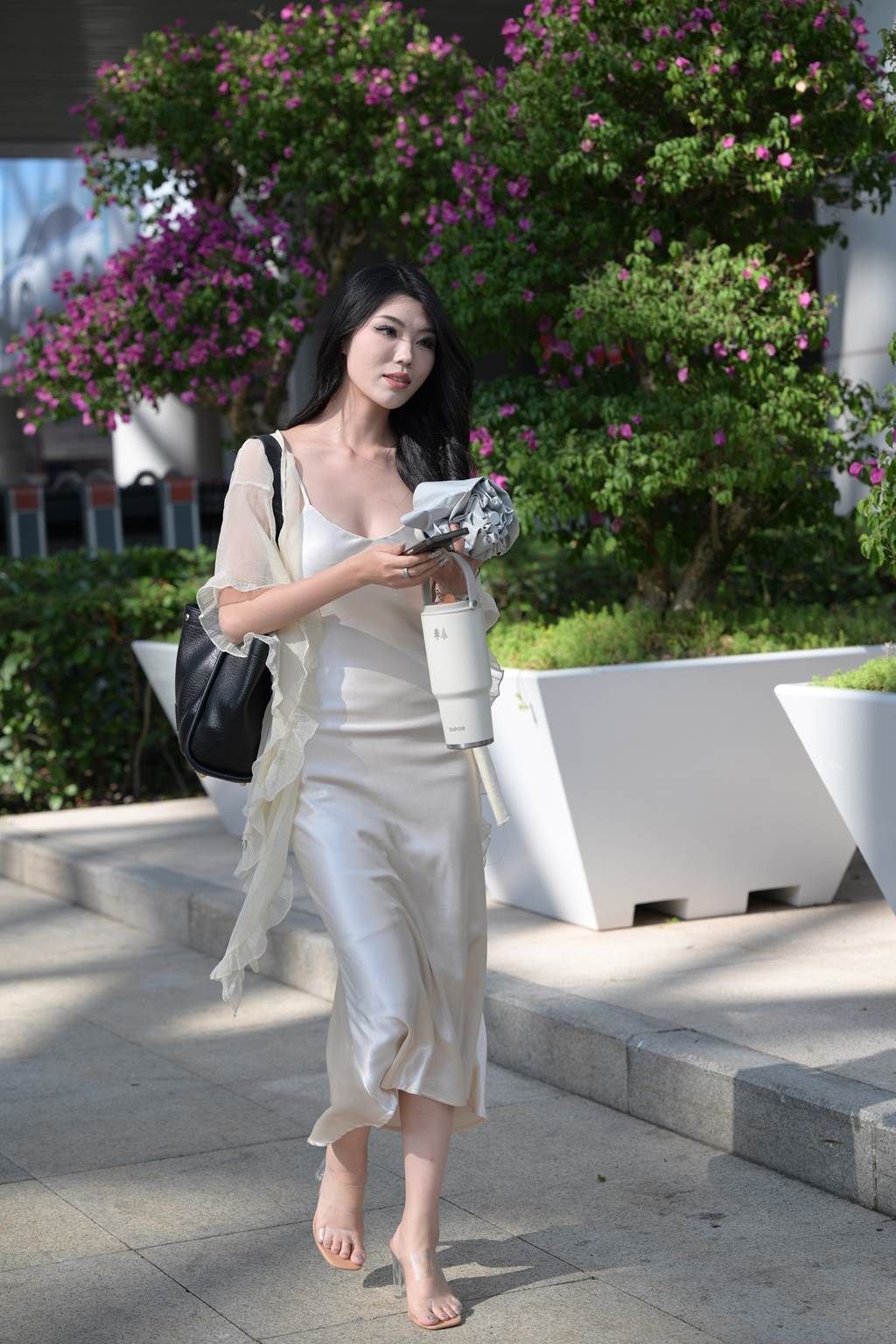 精选街拍作品 NO.6006 白色丝质吊带裙[126P/264MB]