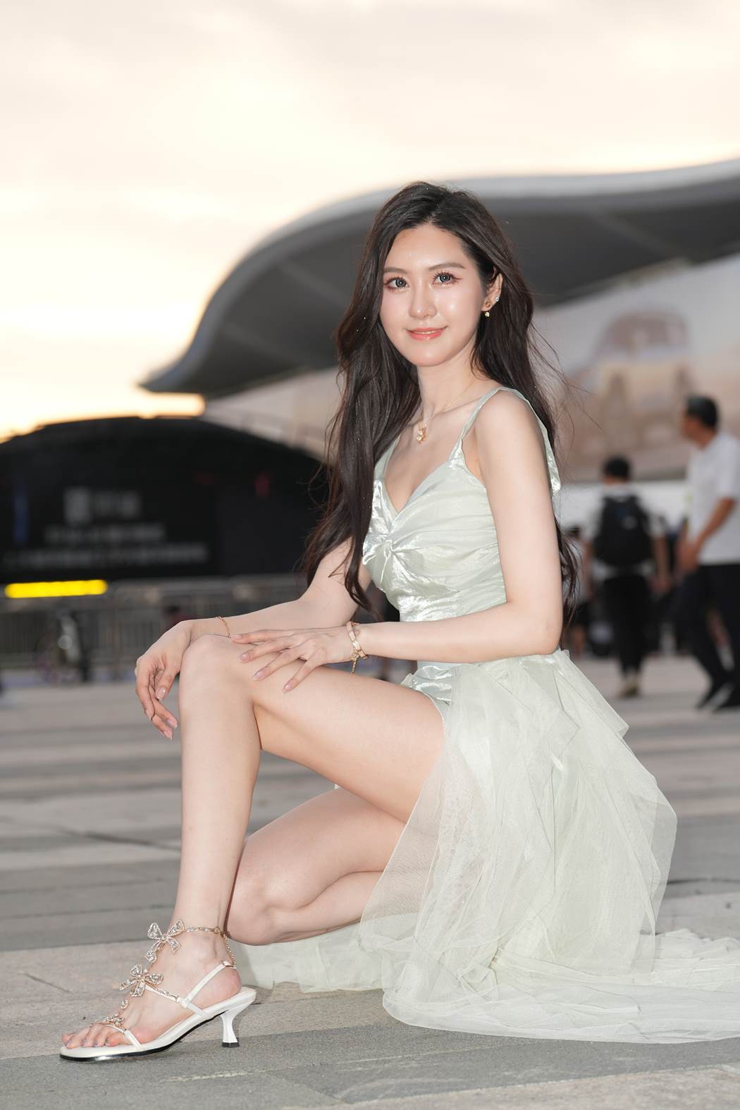 精选街拍作品 NO.5914 绿色纱裙女神[100P/323MB]