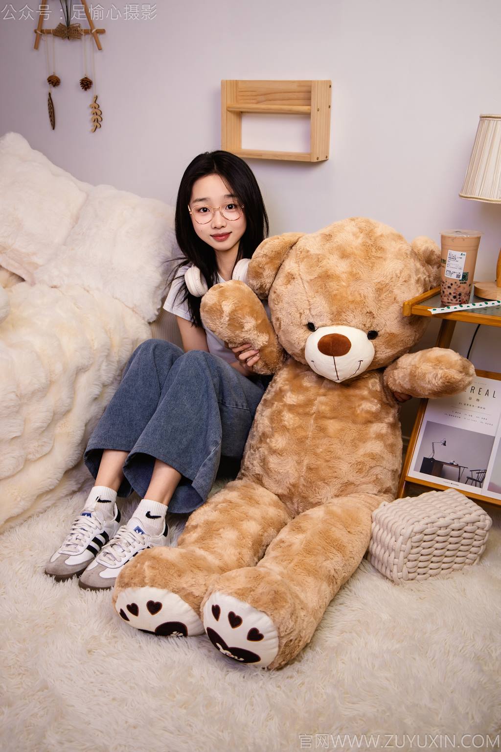 足愉心 NO.027 奶芙（搭配：白色T恤、牛仔长裤、德训鞋、白色棉袜、裸足）[110P/2V/19.4GB]