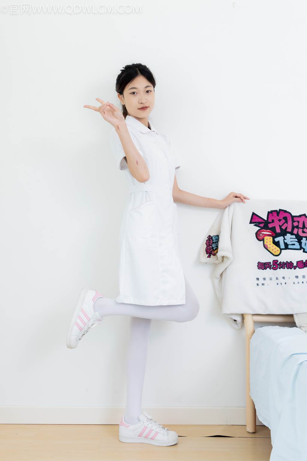 物恋传媒 NO.2450 小夏-板鞋、厚白丝[165P/1V/3.84GB]