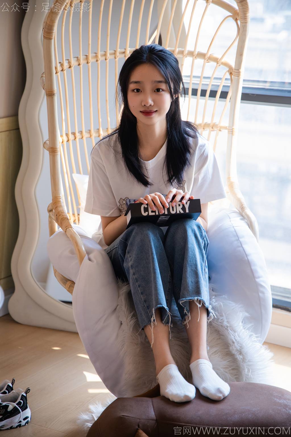 足愉心 NO.035 奶芙（搭配：白T恤、牛仔裤、运动鞋、白色棉袜、裸足）[115P/2V/19.2GB]