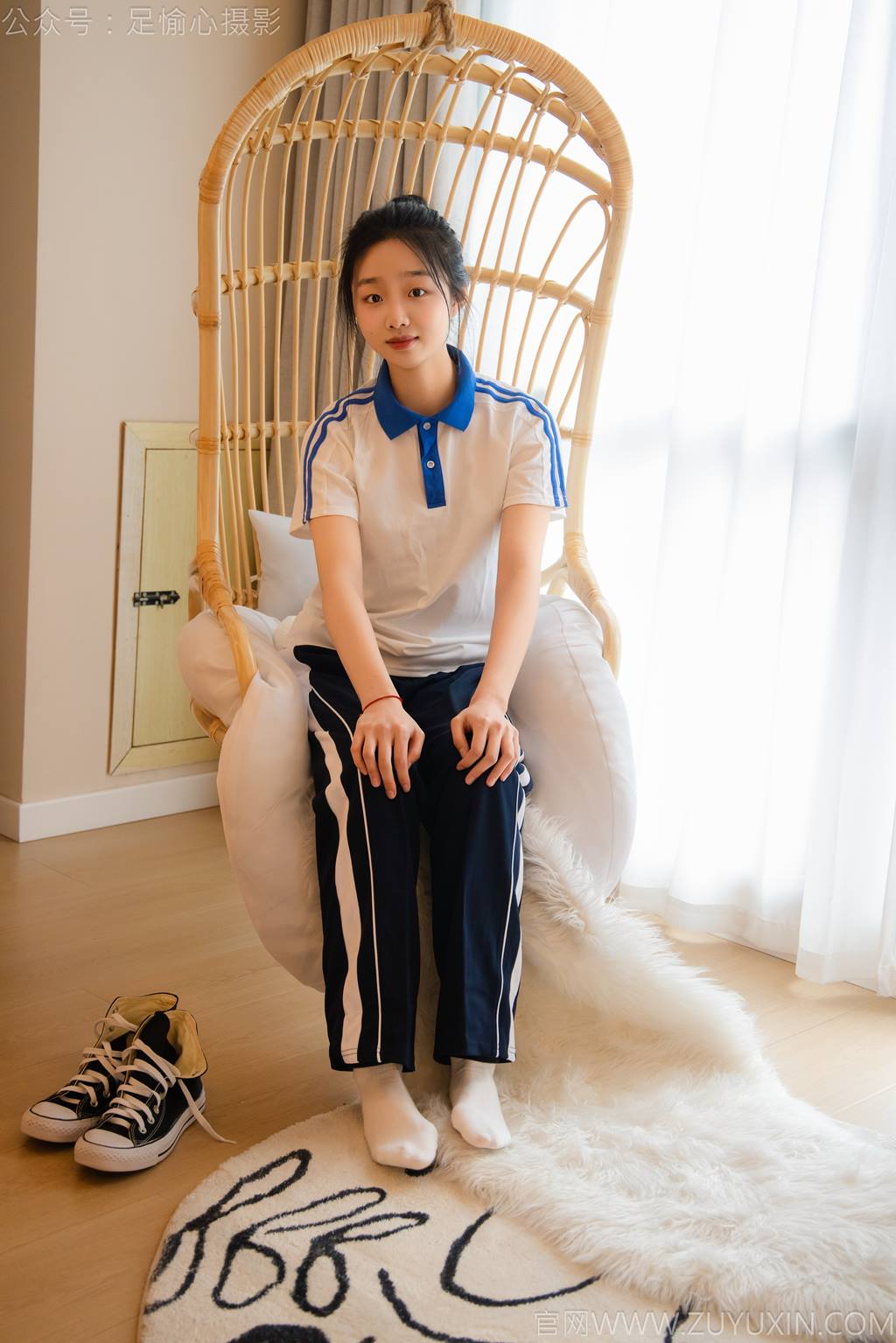 足愉心 NO.031 奶芙（搭配：校服、帆布鞋、白色棉袜、裸足）[110P/2V/15.4GB]