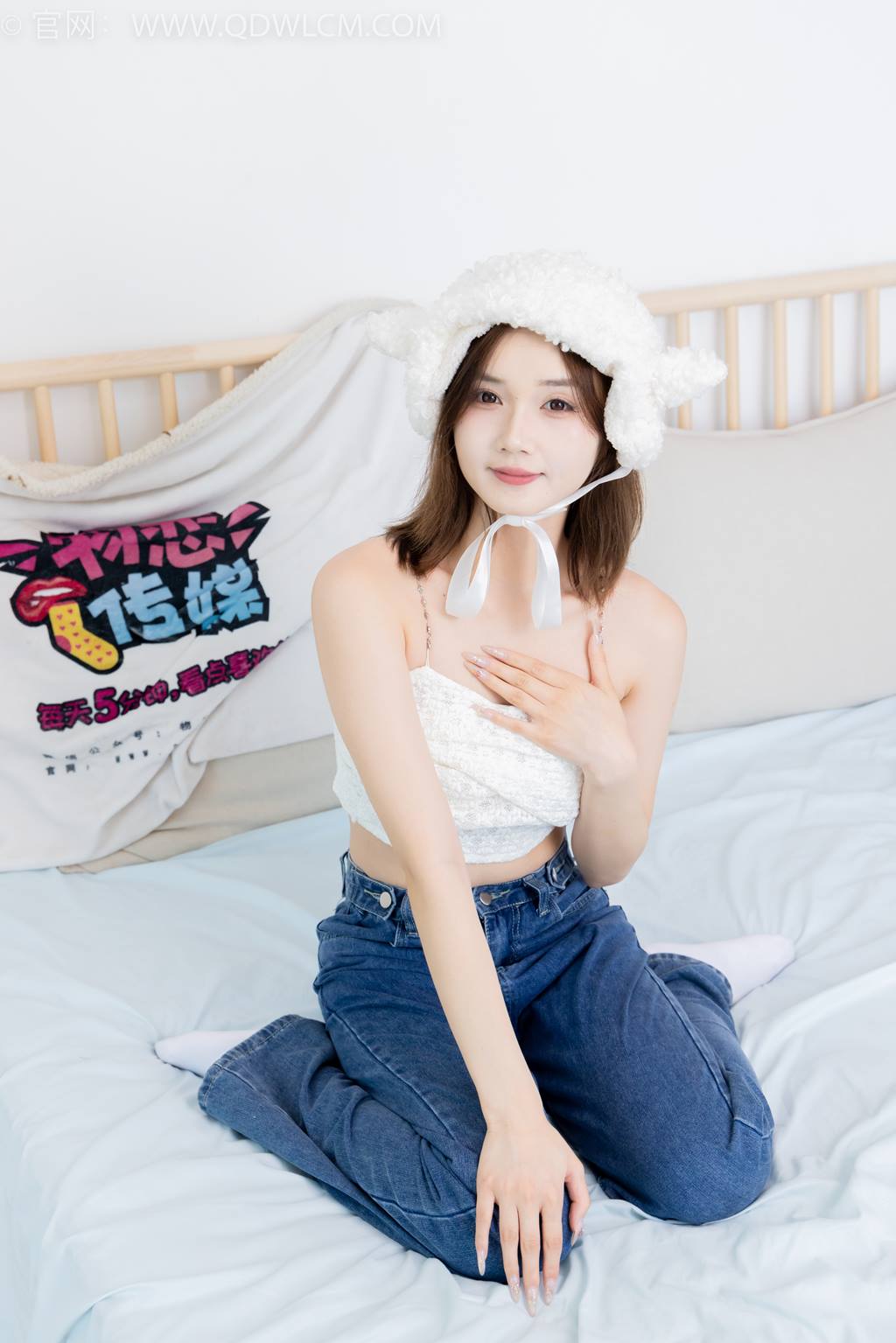 物恋传媒 NO.2432 橙子-运动鞋、白棉袜、裸足[160P/1V/4.11GB]