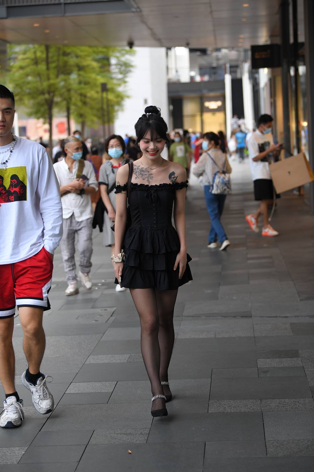 精选街拍作品 NO.5960 甜美一字肩黑裙[101P/192MB]