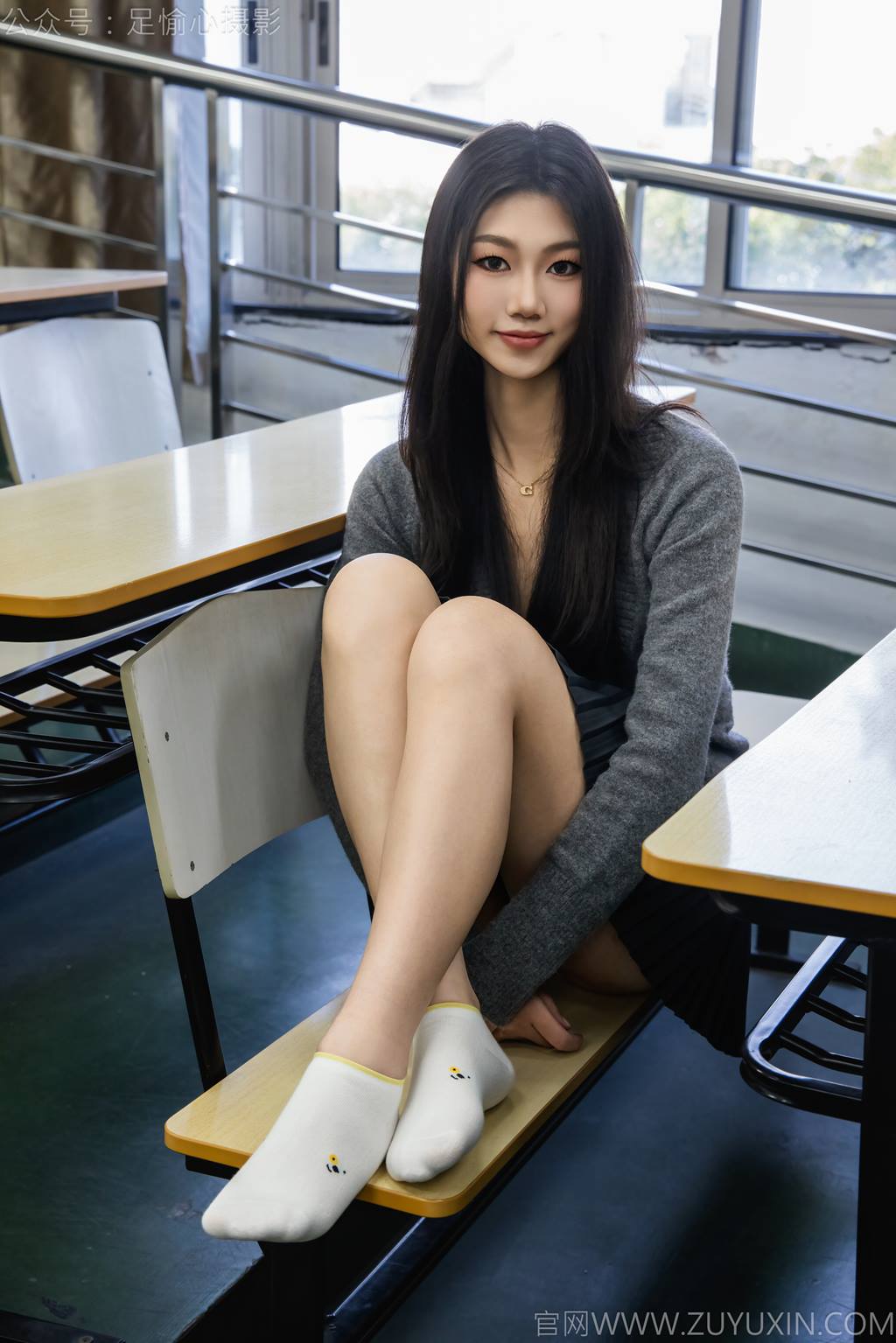 足愉心 NO.042 萱萱（搭配：灰色毛衫、黑色短裙、松糕鞋、白色棉袜、裸足）[110P/2V/10.5GB]