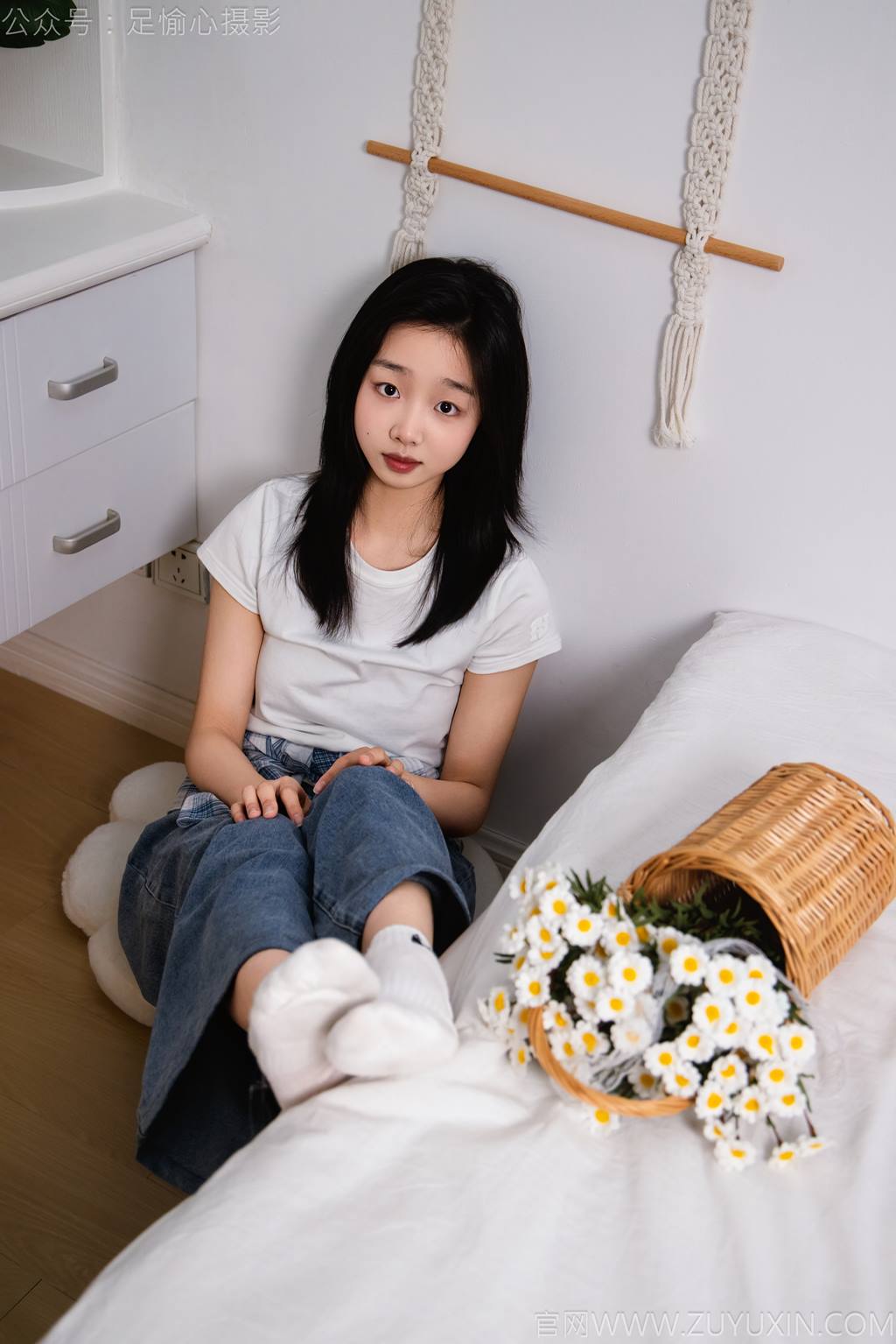 足愉心 NO.027 奶芙（搭配：白色T恤、牛仔长裤、德训鞋、白色棉袜、裸足）[110P/2V/19.4GB]