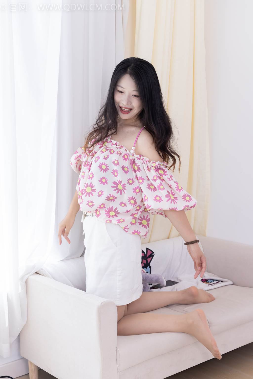 物恋传媒 NO.2437 小紫-两双高跟凉鞋、薄肉丝、裸足[160P/1V/6.42GB]