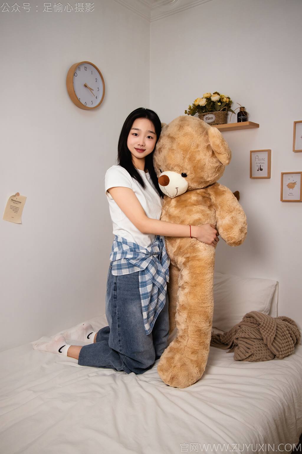 足愉心 NO.027 奶芙（搭配：白色T恤、牛仔长裤、德训鞋、白色棉袜、裸足）[110P/2V/19.4GB]