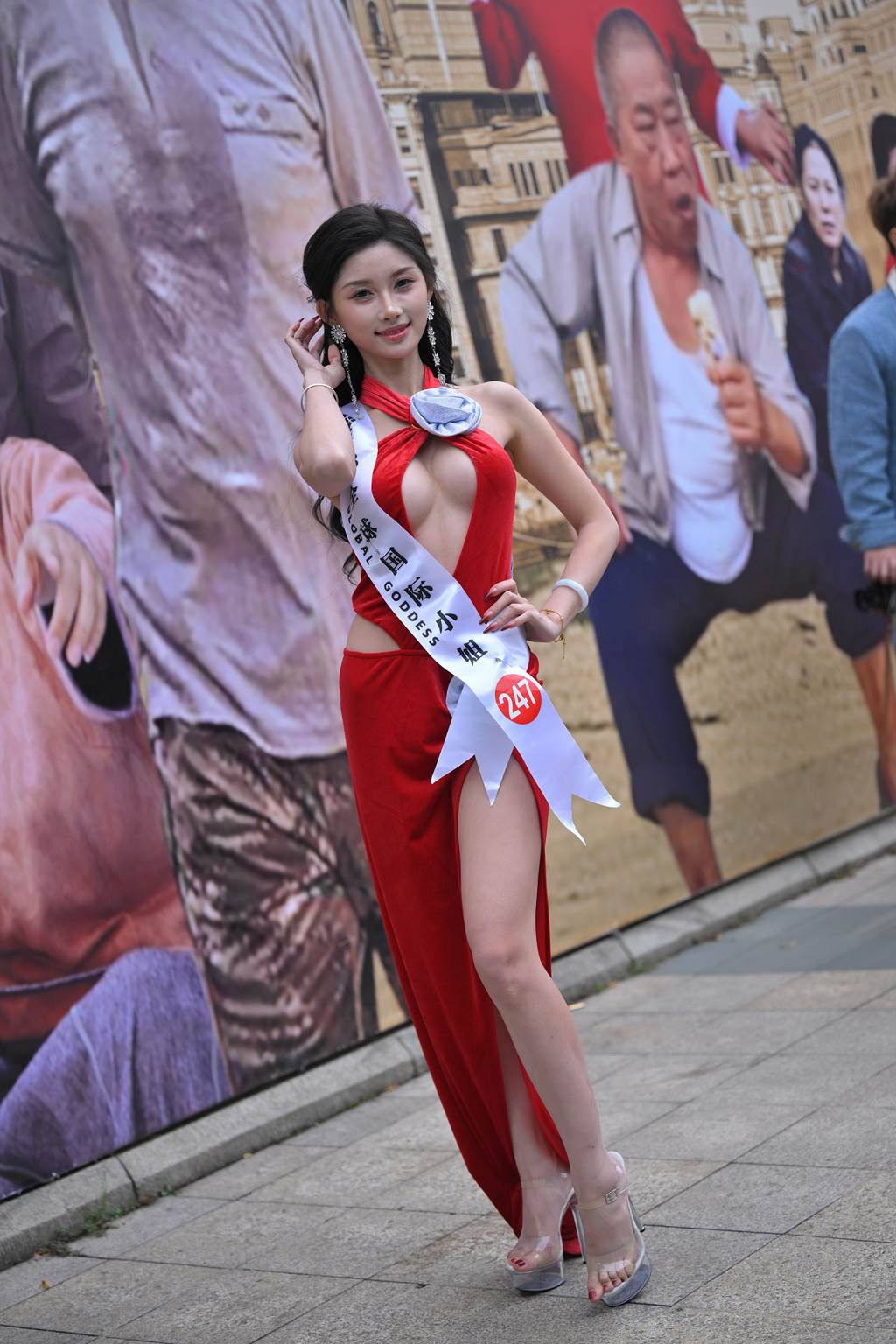 精选街拍作品 NO.6004 亮眼红裙佳丽[117P/301MB]