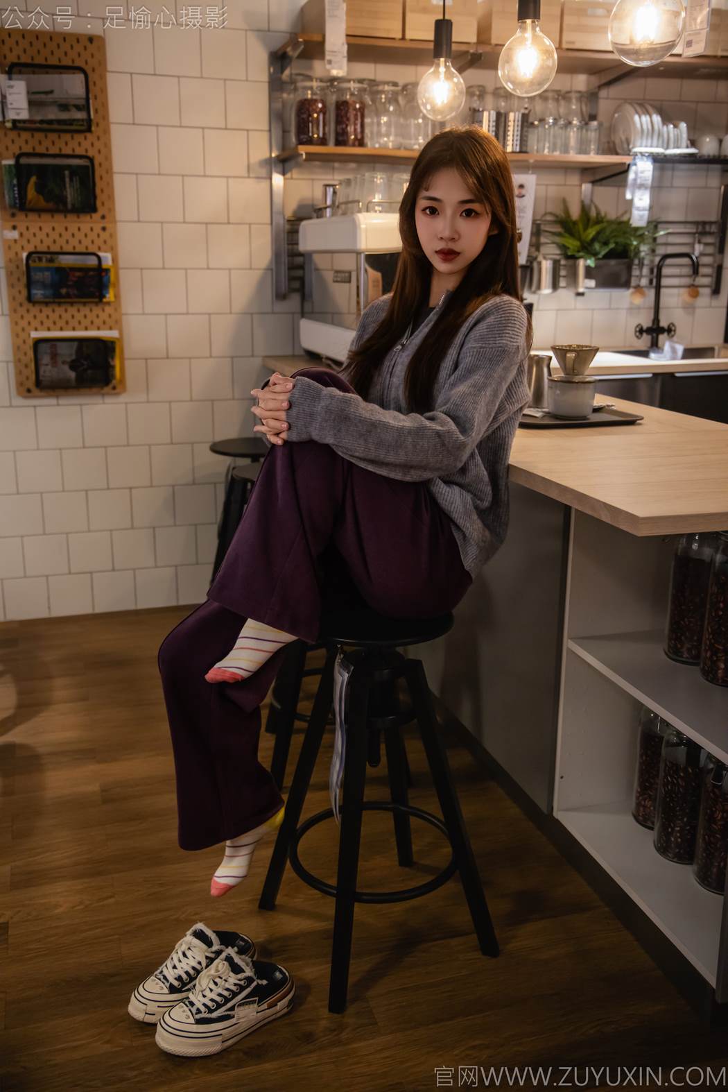 足愉心 NO.016 软软（搭配：灰色线套、紫色长裤、帆布鞋、卡通棉袜、裸足）[110P/2V/10.0GB]