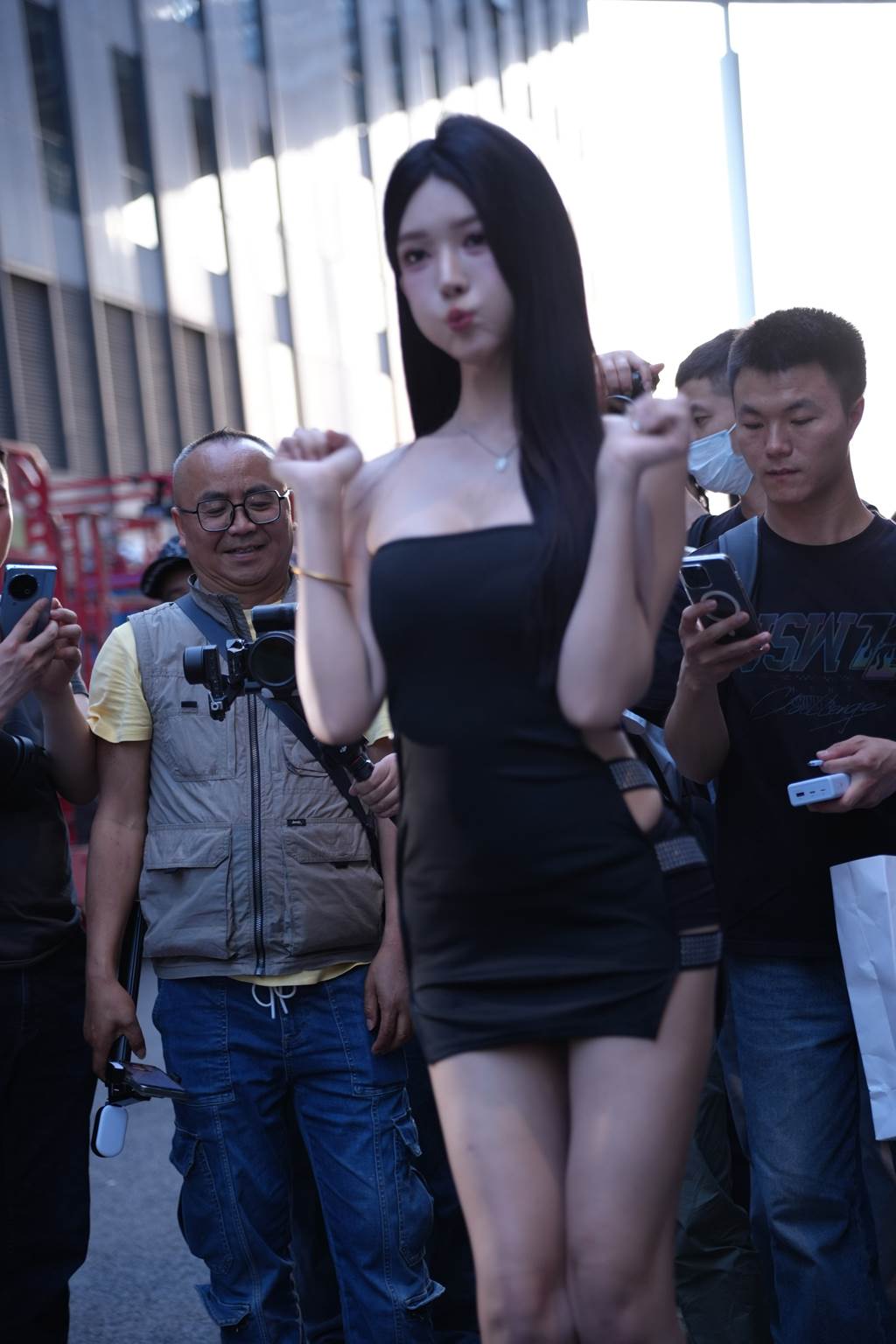 精选街拍作品 NO.5976 性感车模妍熙[86P/152MB]