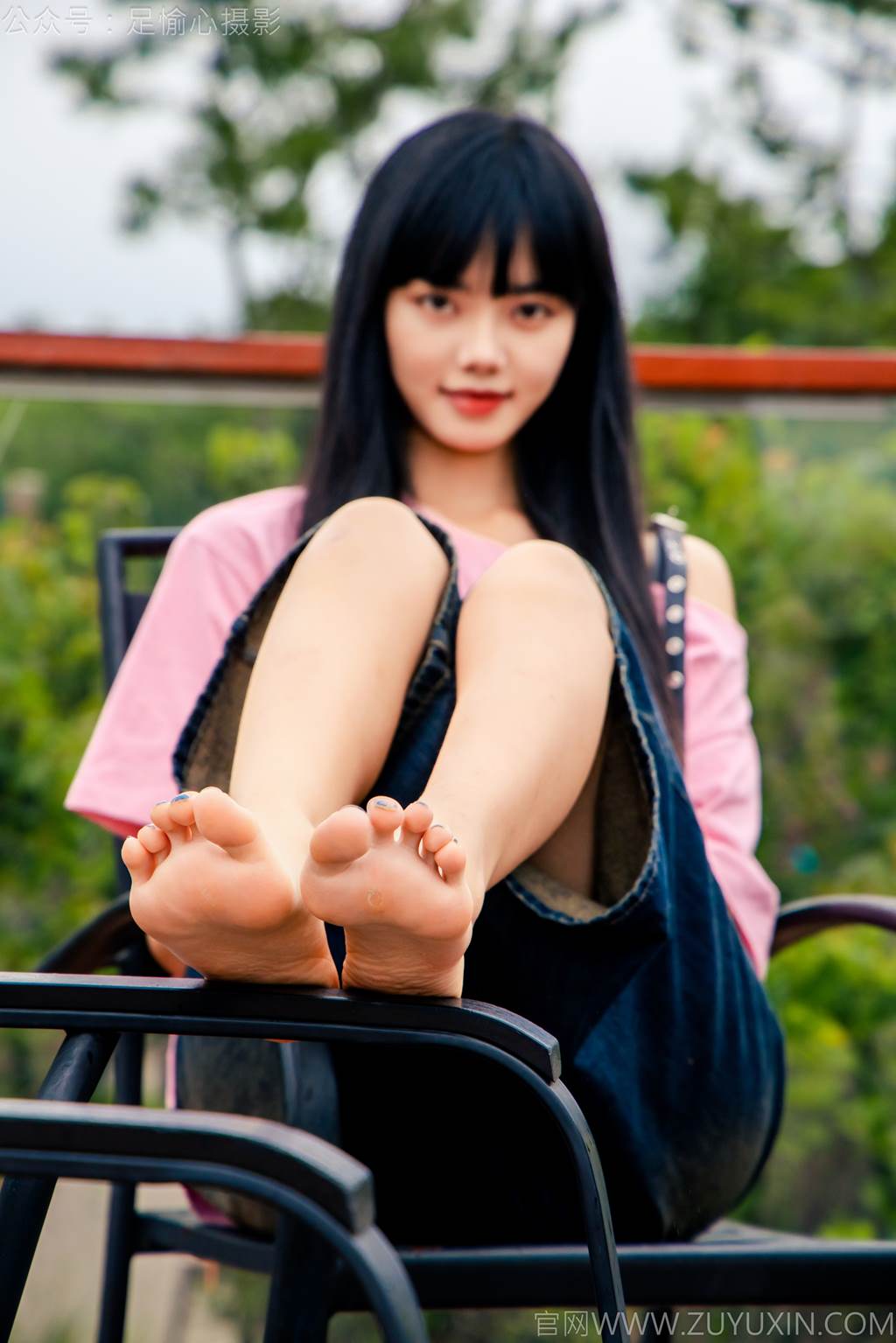 足愉心 NO.050 阿月（搭配：粉色T恤、牛仔短裤、白棉袜、德训鞋、裸足）[110P/2V/10.7GB]