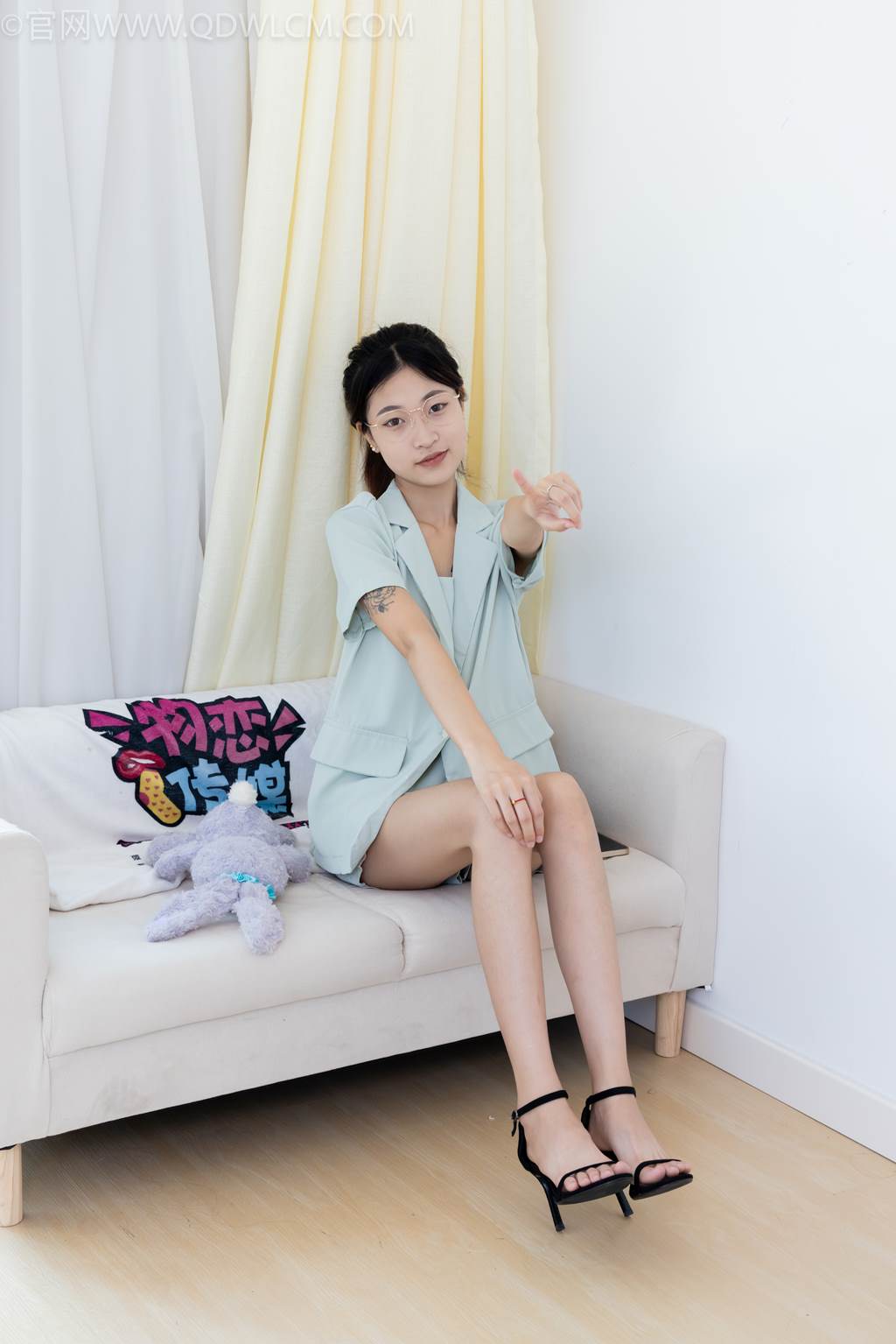 物恋传媒 NO.2444 小夏-三双高跟鞋、薄肉丝、裸足[173P/1V/7.22GB]