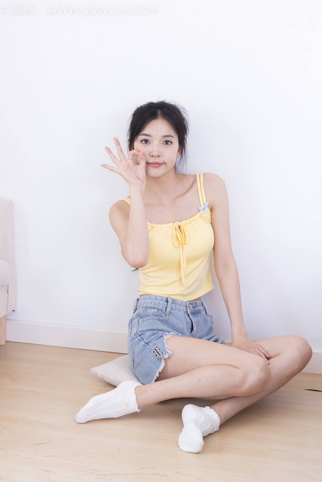 物恋传媒 NO.2426 茯苓-长靴、白棉袜、裸足[175P/1V/3.44GB]