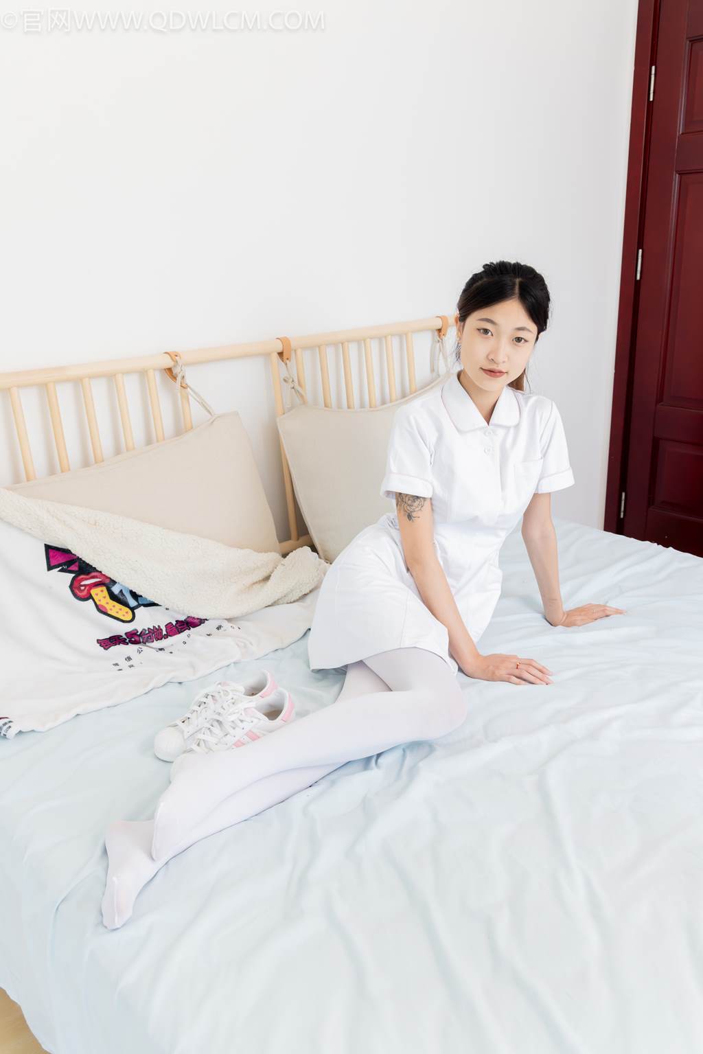 物恋传媒 NO.2450 小夏-板鞋、厚白丝[165P/1V/3.84GB]