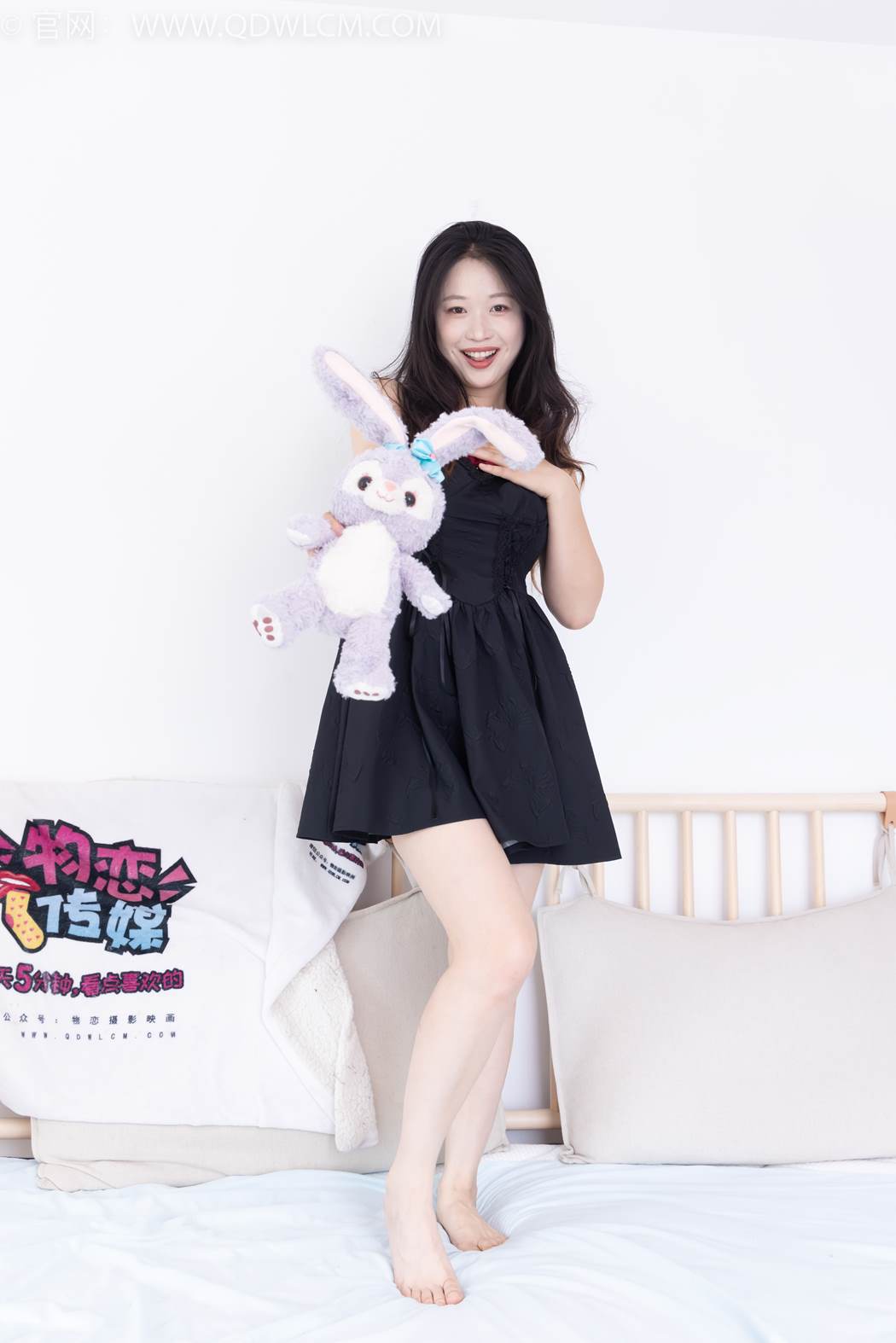 物恋传媒 NO.2421 小紫-高跟鞋、薄灰丝、裸足[160P/1V/2.94GB]