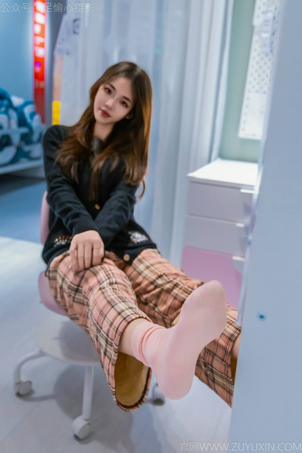 足愉心 NO.032 软软（搭配：黑色外套、黄色格子长裤、毛绒拖鞋、粉色棉袜、裸足）[120P/2V/11.4GB]