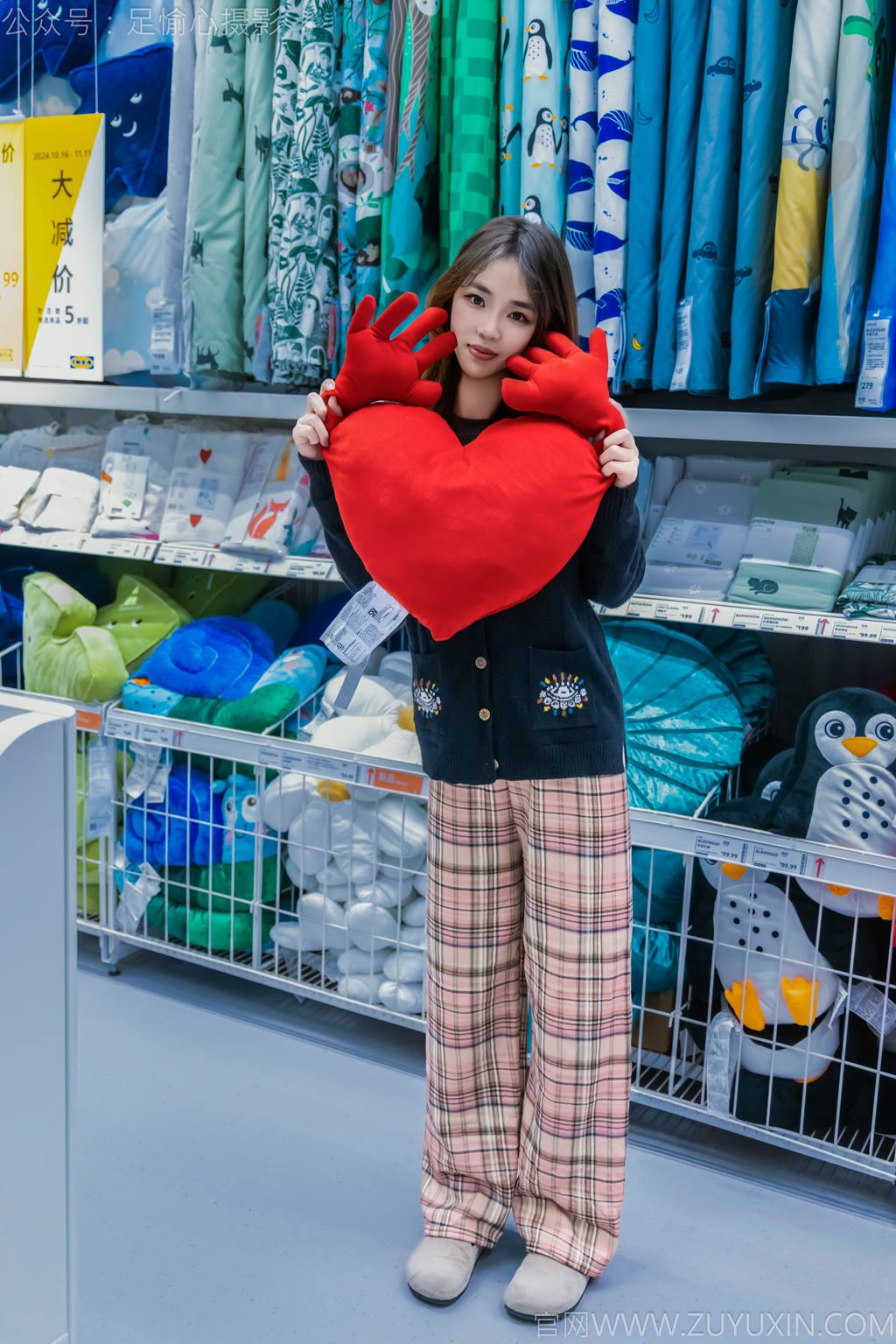 足愉心 NO.032 软软（搭配：黑色外套、黄色格子长裤、毛绒拖鞋、粉色棉袜、裸足）[120P/2V/11.4GB]