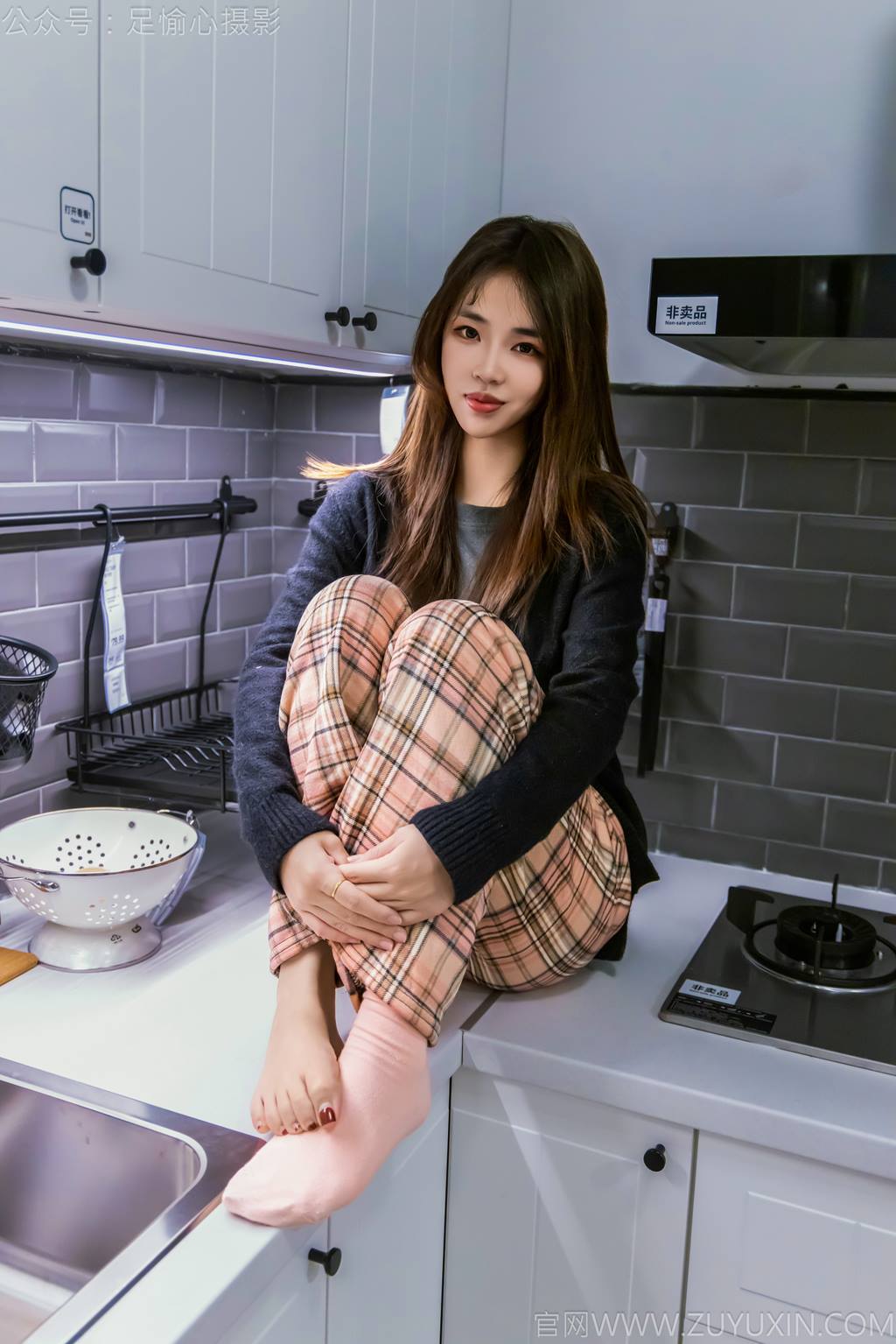 足愉心 NO.032 软软（搭配：黑色外套、黄色格子长裤、毛绒拖鞋、粉色棉袜、裸足）[120P/2V/11.4GB]