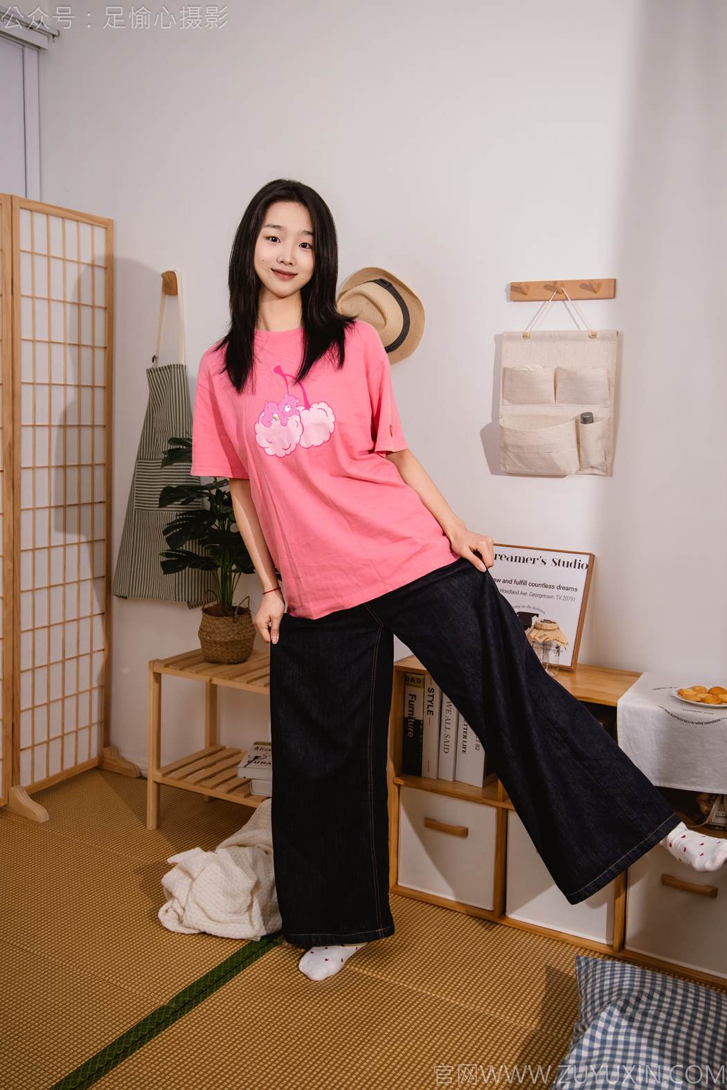 足愉心 NO.018 奶芙（搭配：粉色T恤、牛仔长裤、运动鞋、白色棉袜、裸足）[110P/2V/16.3GB]