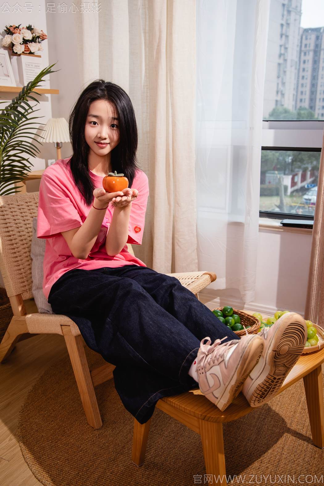 足愉心 NO.018 奶芙（搭配：粉色T恤、牛仔长裤、运动鞋、白色棉袜、裸足）[110P/2V/16.3GB]