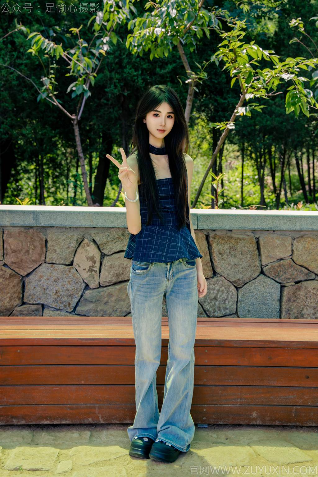 足愉心 NO.049 小瑶（搭配：蓝色格子吊带、牛仔长裤、白棉袜、洞洞鞋、裸足）[120P/2V/10.7GB]