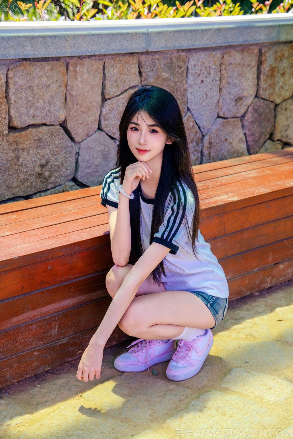 足愉心 NO.051 小瑶（搭配：T恤、牛仔短裤、白棉袜、帆布鞋、裸足）[115P/2V/12.9GB]