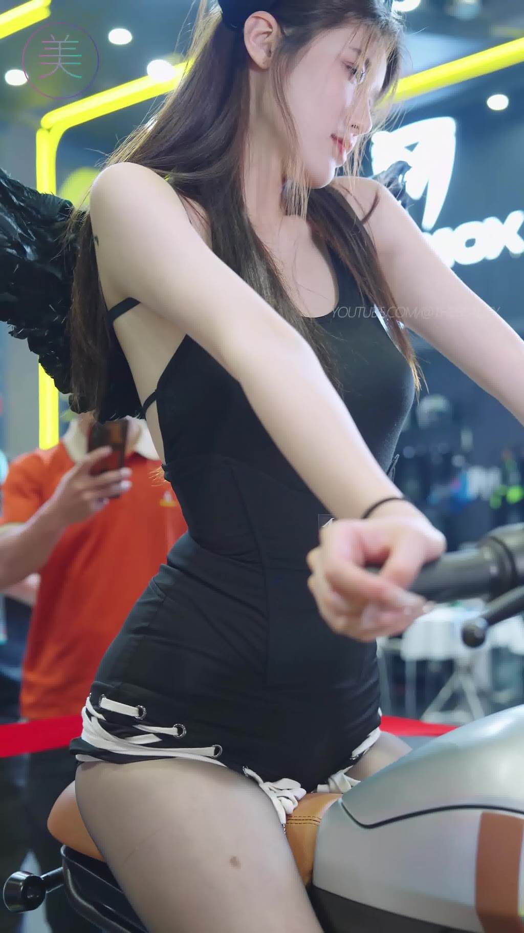 NO.1480 2024 华南电动车展 车模随拍 #小乌苏 黑丝情趣 04[1V/336MB]