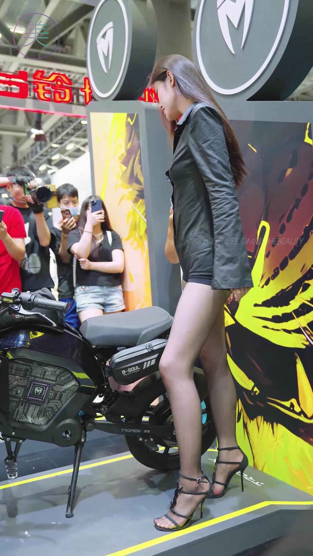 NO.1477 2024 华南电动车展 车模随拍 #小乌苏 黑丝情趣 01[1V/497MB]