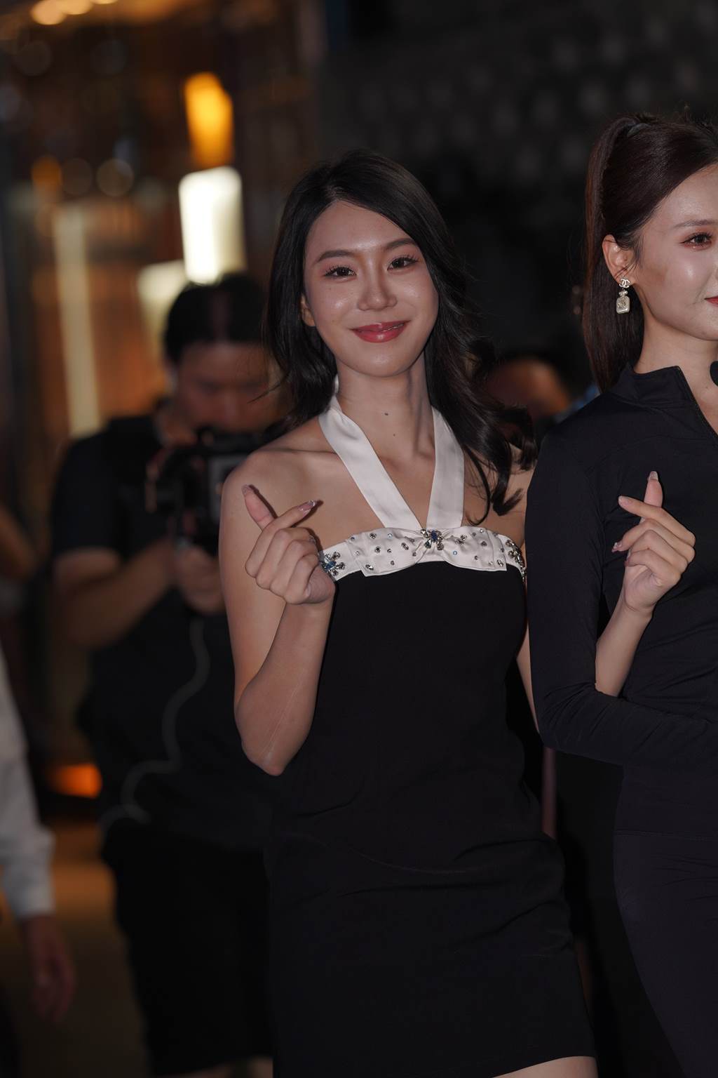 精选街拍作品 NO.6056 黑色抹胸裙[81P/241MB]