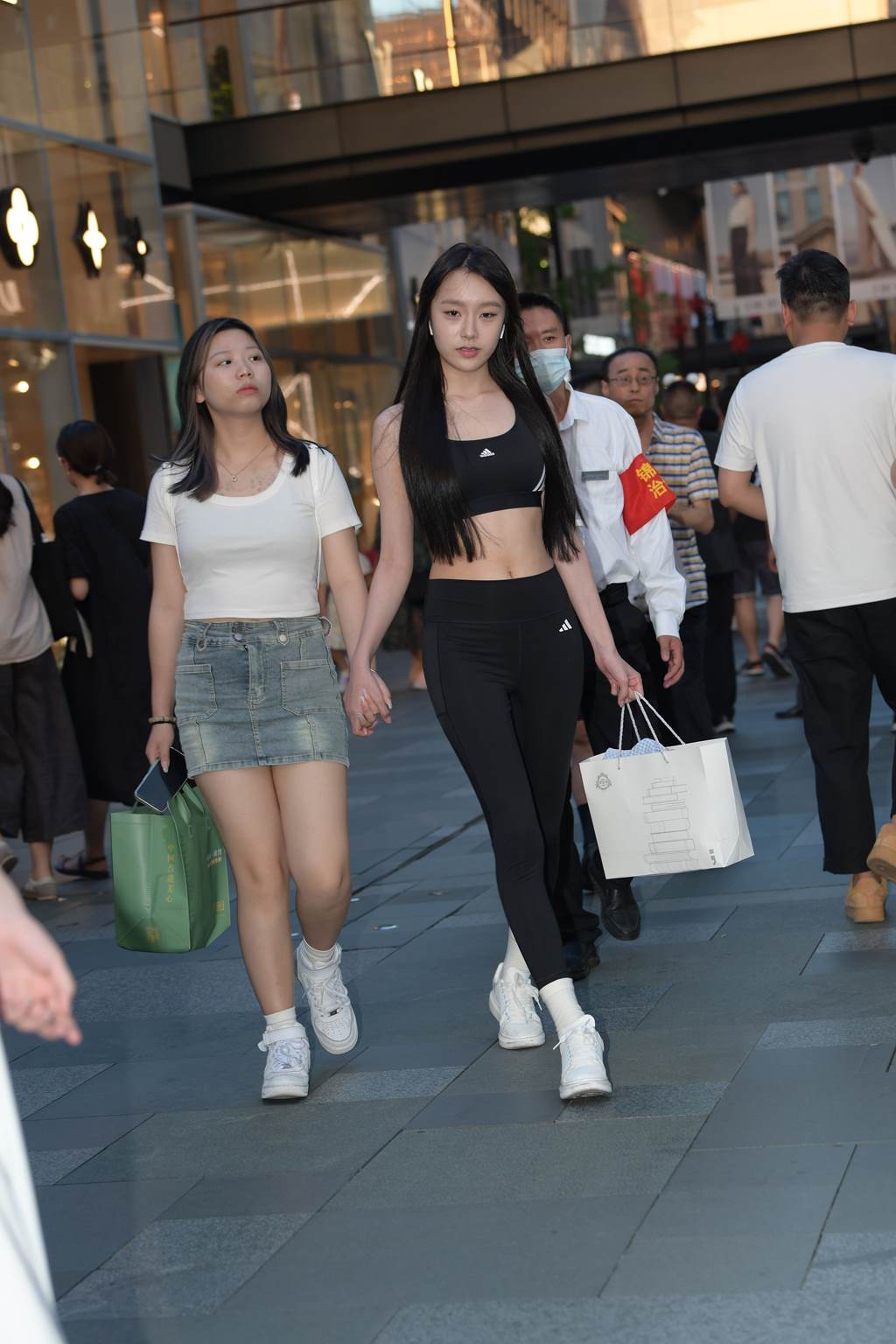 精选街拍作品 NO.6159 甜美可爱黑色瑜伽[73P/164MB]