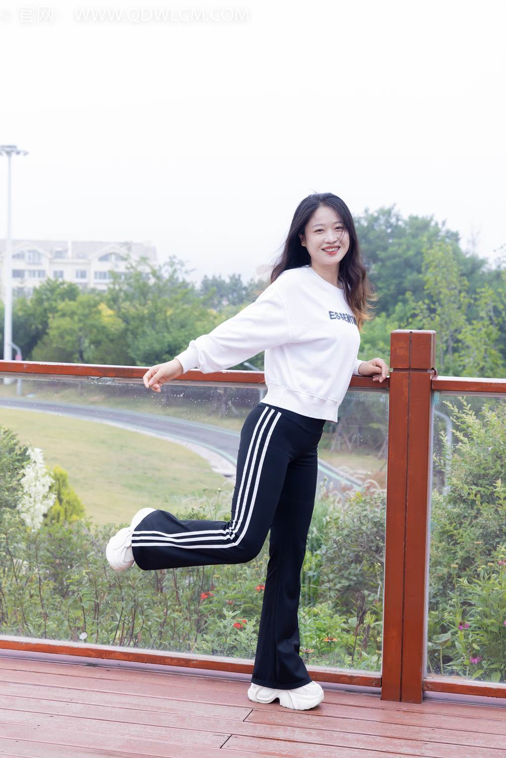 物恋传媒 NO.2458 小紫-运动鞋、白短棉袜、裸足[150P/1V/3.38GB]