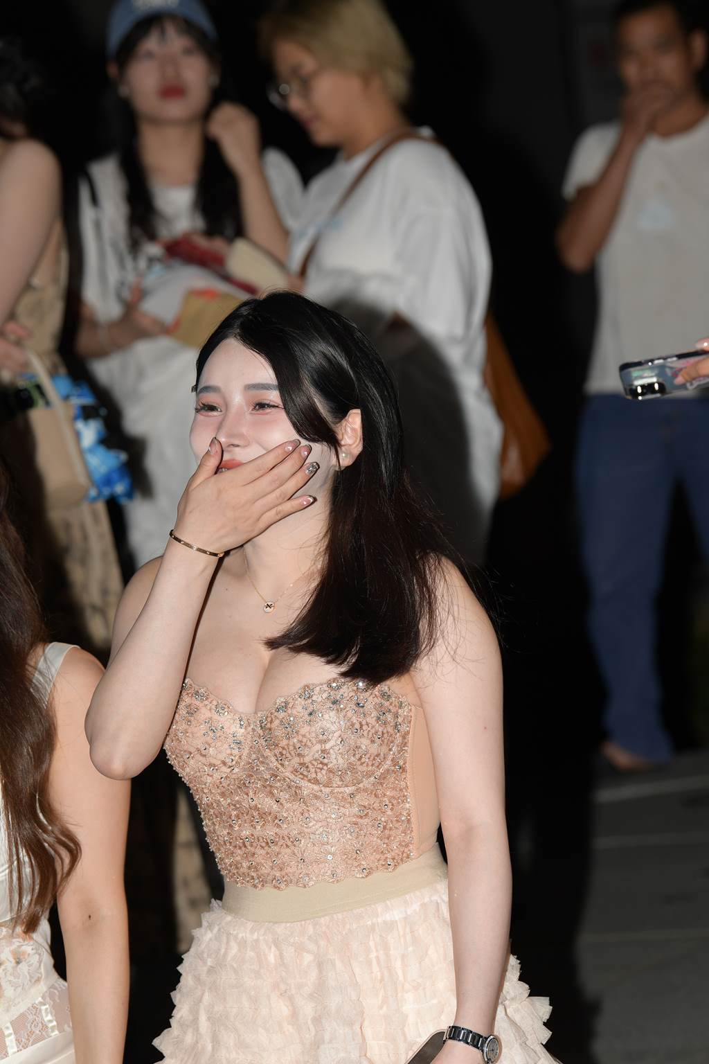 精选街拍作品 NO.6055 丰腴金色裙装[160P/536MB]