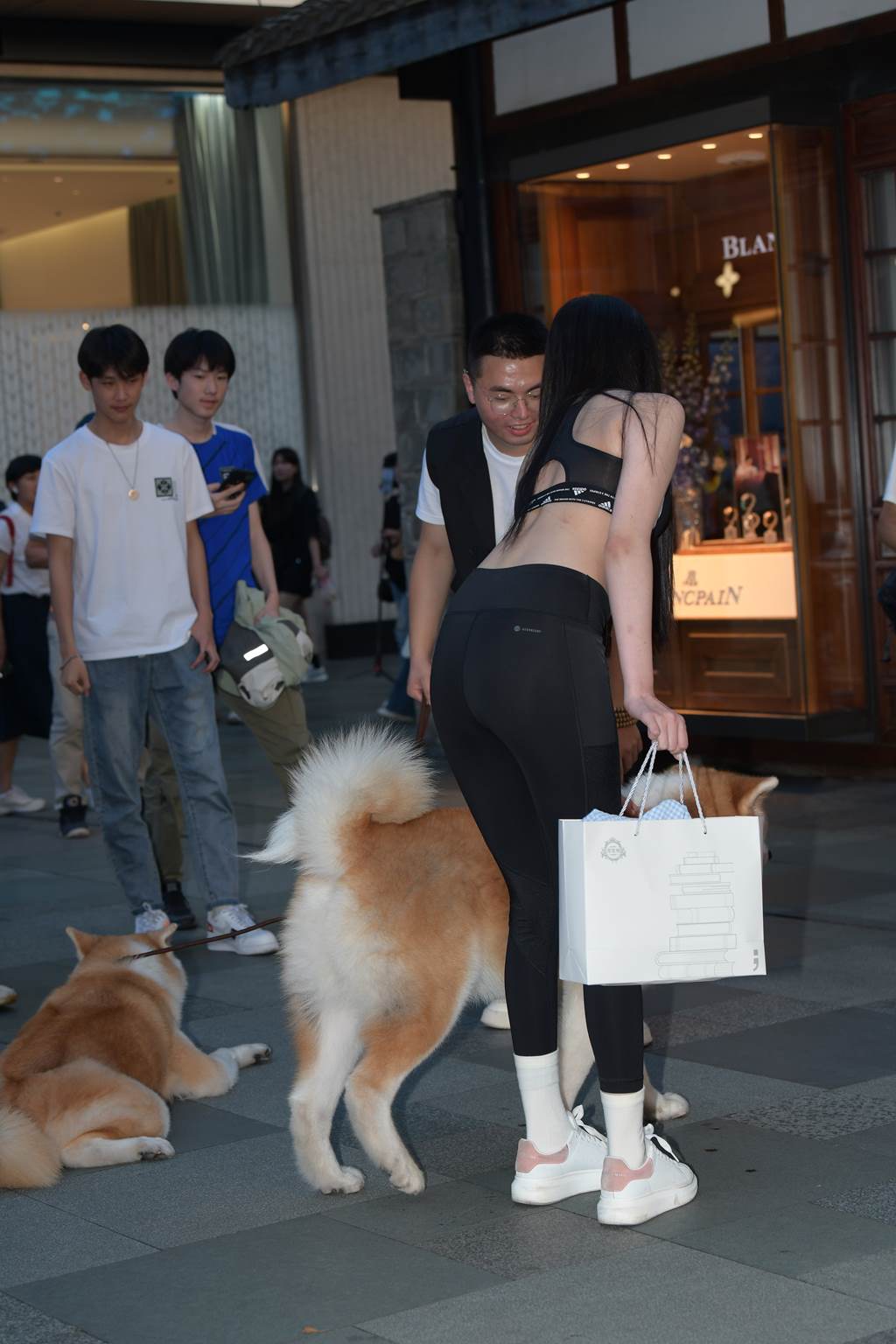 精选街拍作品 NO.6159 甜美可爱黑色瑜伽[73P/164MB]