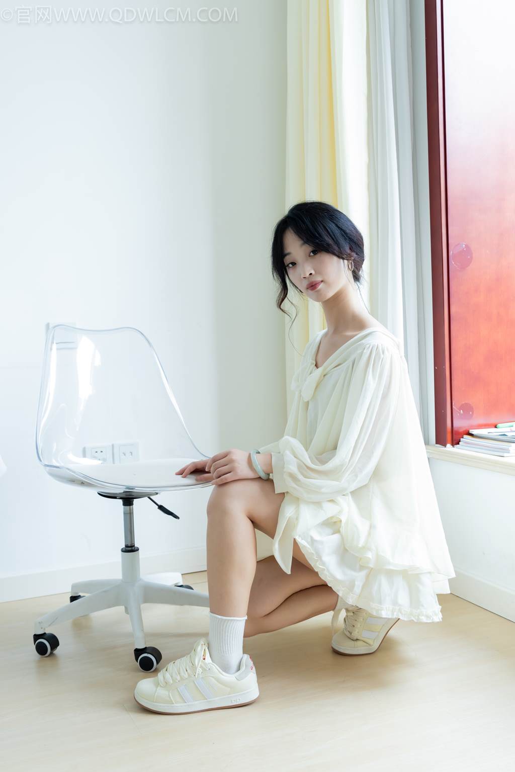 物恋传媒 NO.2489 南南-板鞋、白棉袜、裸足[150P/1V/3.47GB]