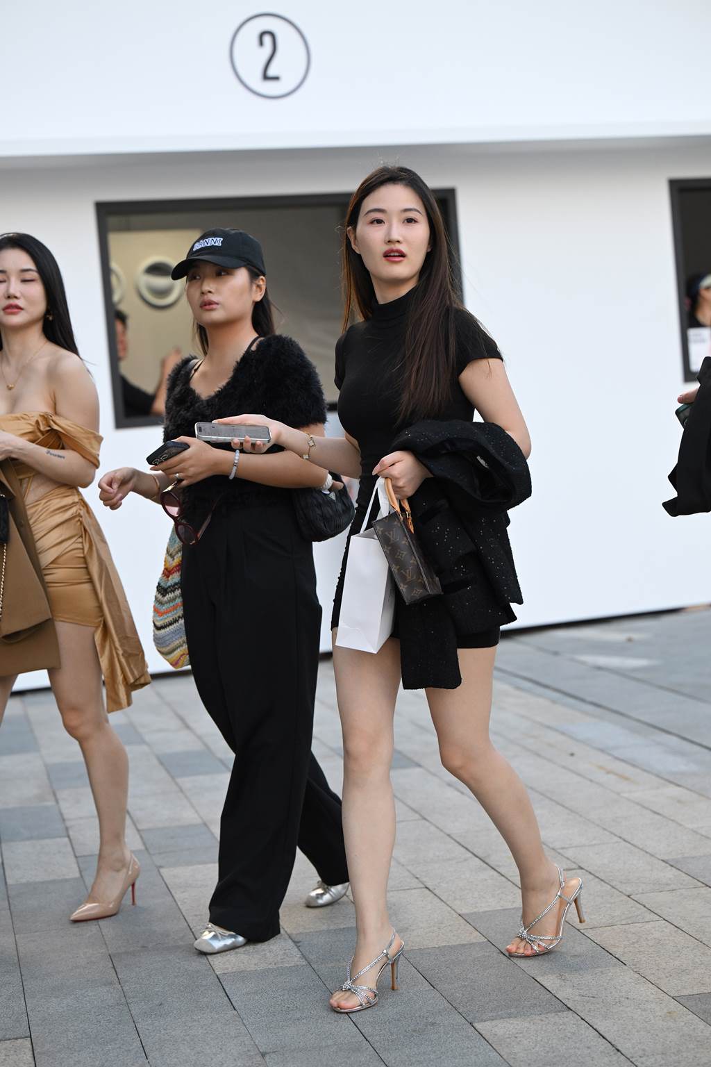 精选街拍作品 NO.6078 黑色短裙银高跟[174P/487MB]