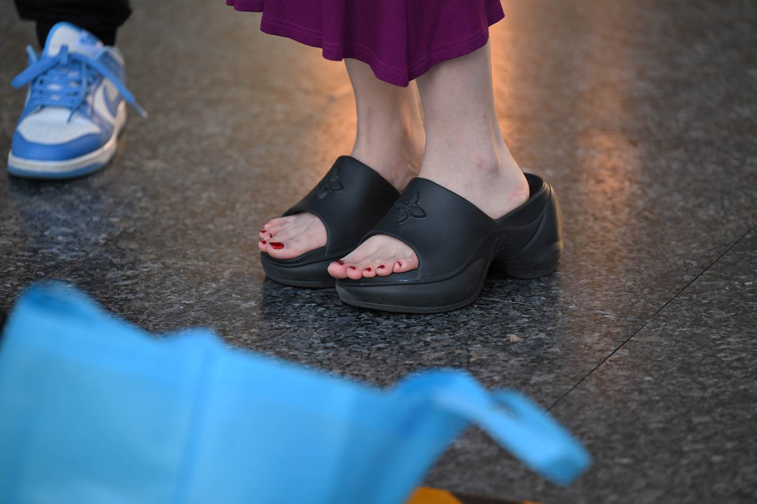 精选街拍作品 NO.6104 紫色吊带长裙[105P/277MB]