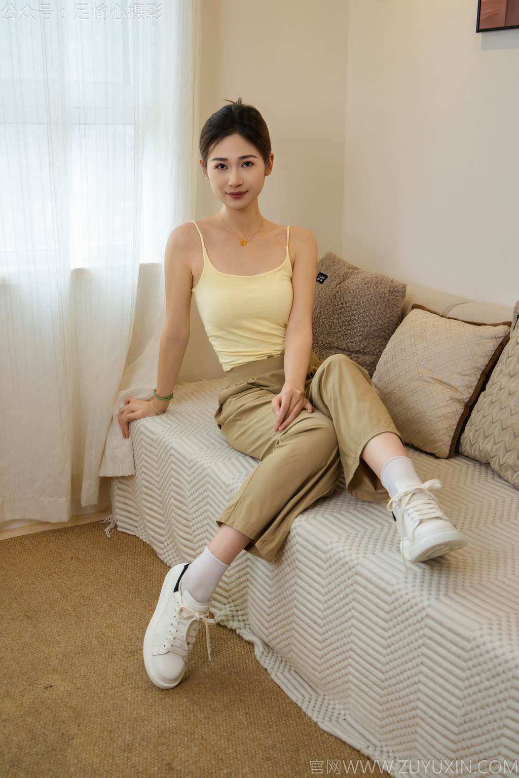 足愉心 NO.052 沐晴（搭配：白色吊带、棕色长裤、白色丝袜、运动鞋、裸足）[115P/2V/13.9GB]